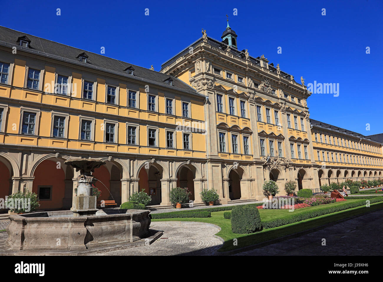 Deutschland, Unterfranken, in der Altstadt von Wuerzburg, im Innenhof des Juliussspitals Foto Stock