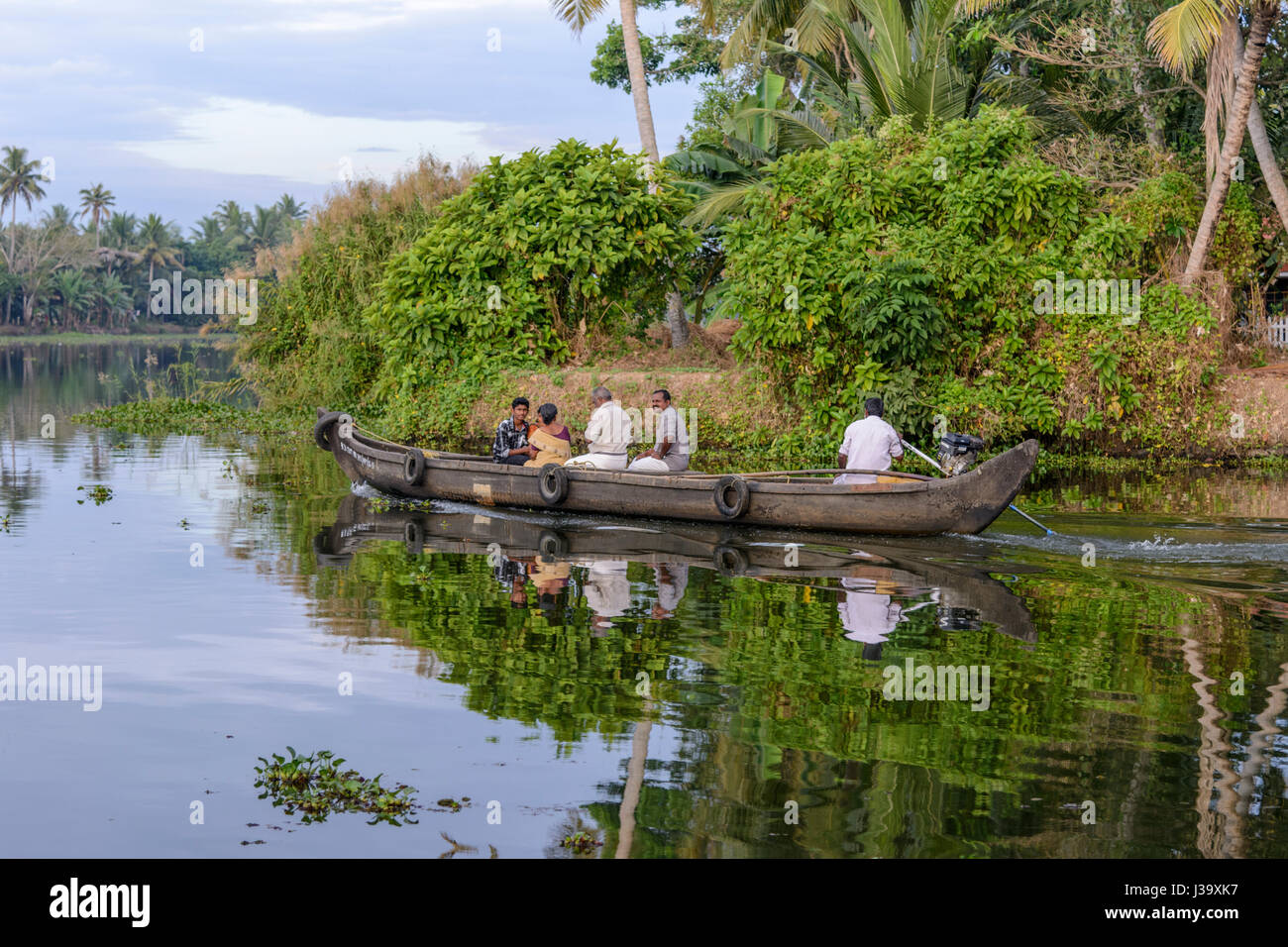 Vita quotidiana: appartamenti keralesi persone su Kerala backwaters, Alappuzha District, Kerala, India del Sud, Sud Asia Foto Stock