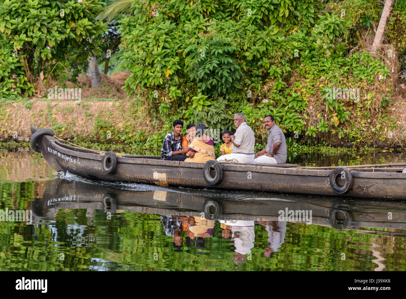Vita quotidiana: appartamenti keralesi persone su Kerala backwaters, Alappuzha District, Kerala, India del Sud, Sud Asia Foto Stock