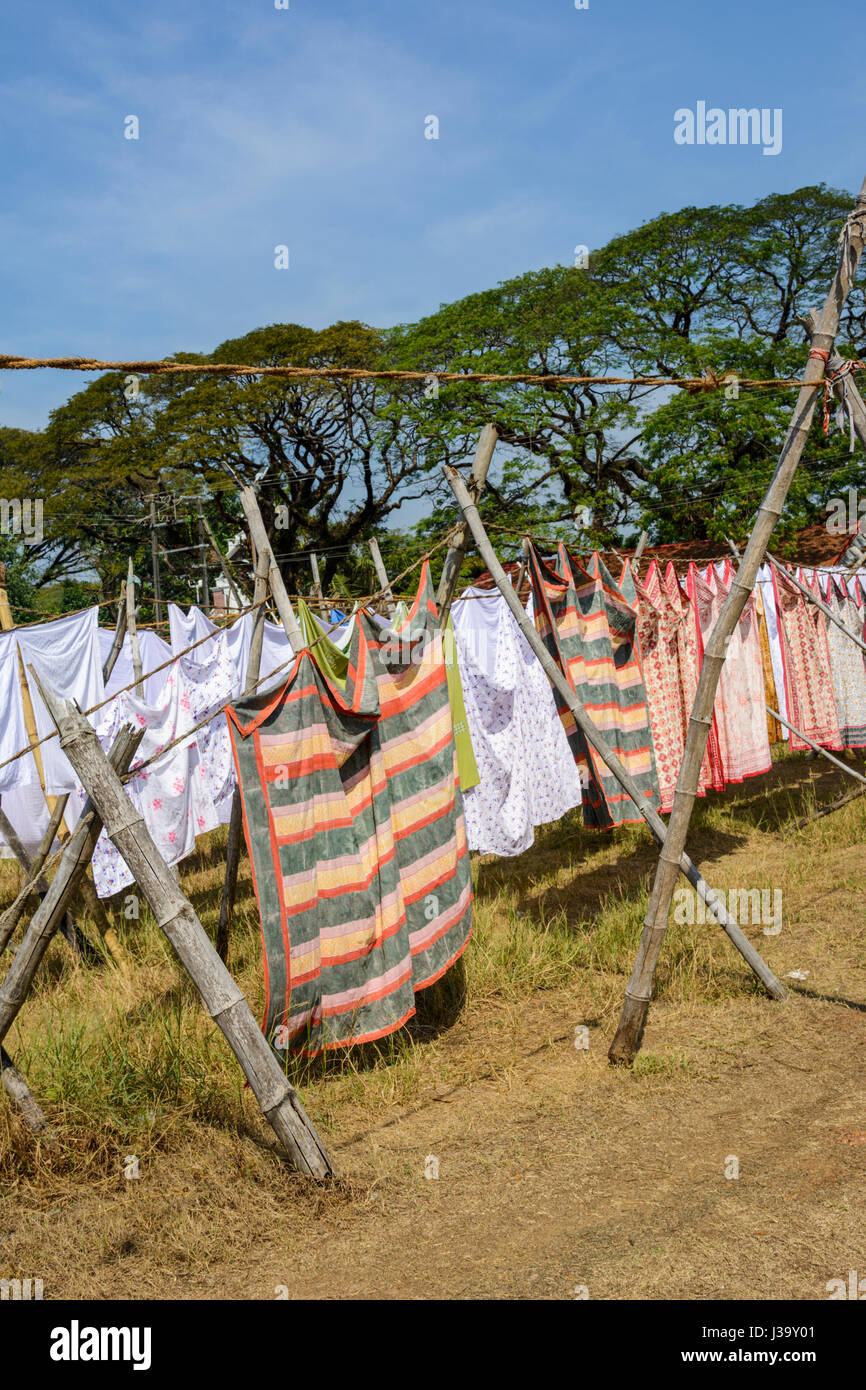 Biancheria stesa ad asciugare presso la storica Dhobi Khana servizio lavanderia collettiva in Fort Kochi (Cochin), Kerala, India del Sud, Sud Asia Foto Stock