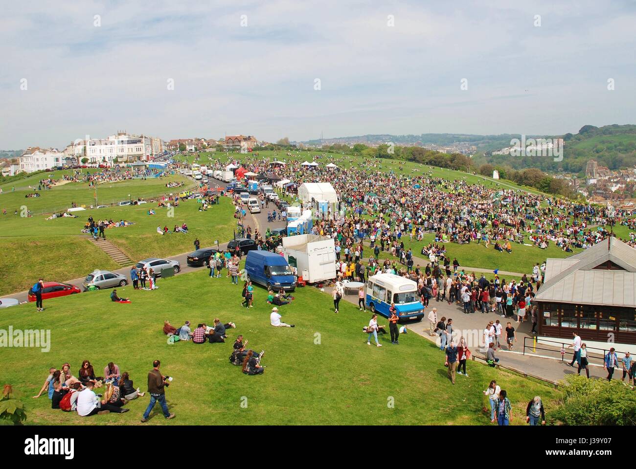 La gente sulla West Hill durante il Jack annuale del Festival Verdi a Hastings in East Sussex, in Inghilterra il 5 maggio 2014. Foto Stock