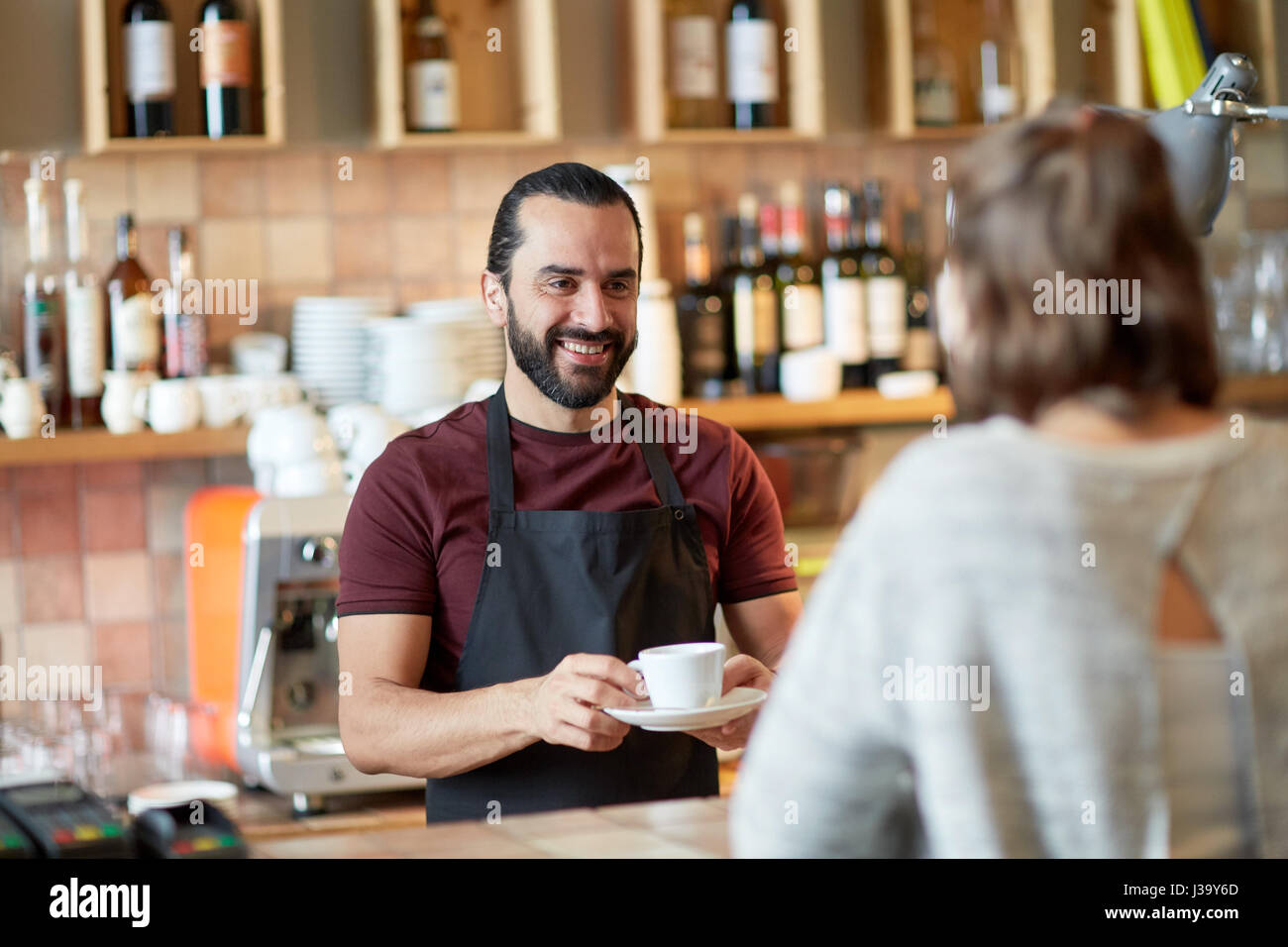 Uomo o cameriere che serve il cliente nel coffee shop Foto Stock