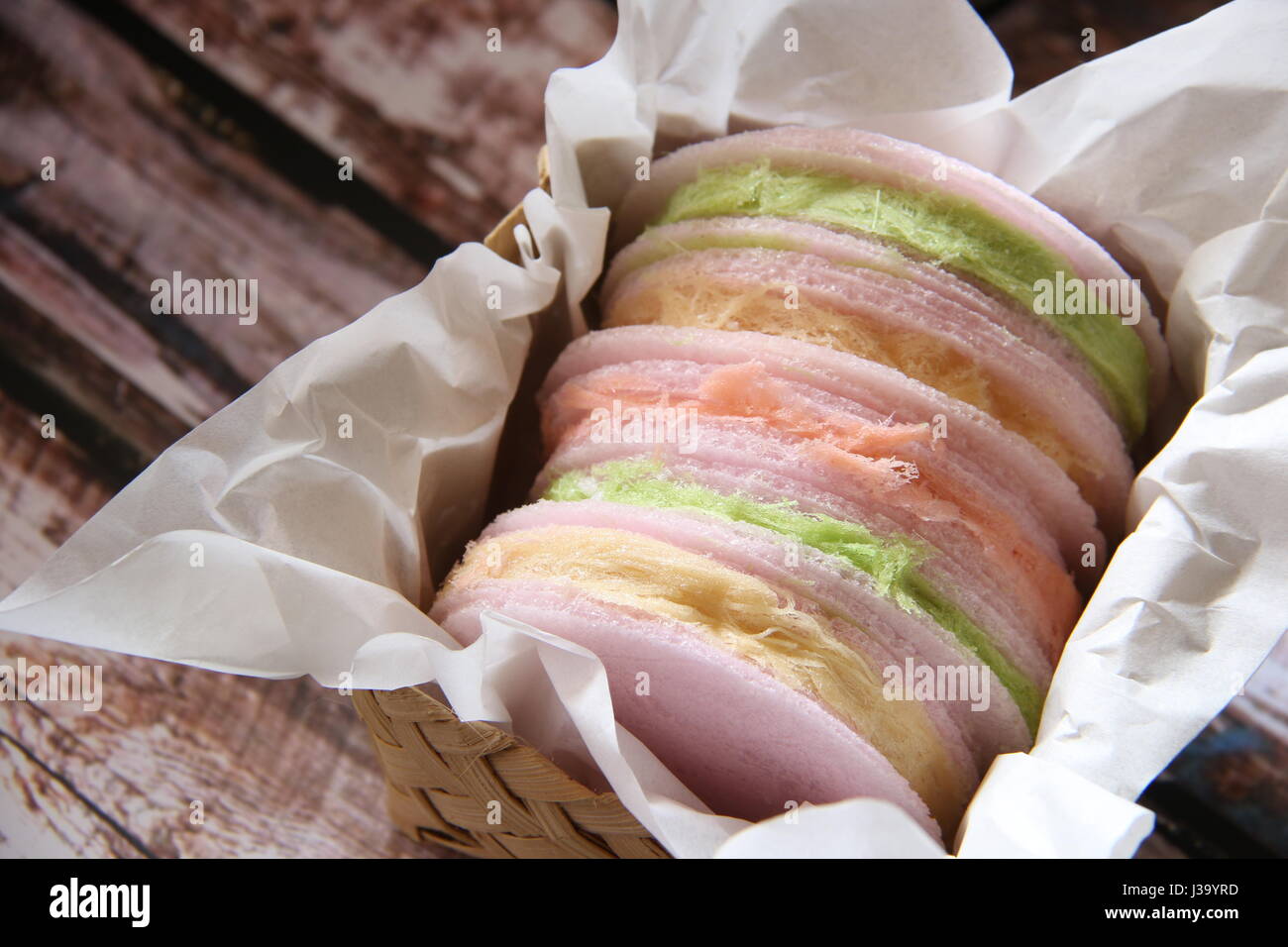 Arum Manis. Un vecchio stile sandwich wafer di cotone Candy Floss da Betawi, Giacarta. Fancily confezionati in un tessuto tradizionale scatola di bambù. Foto Stock