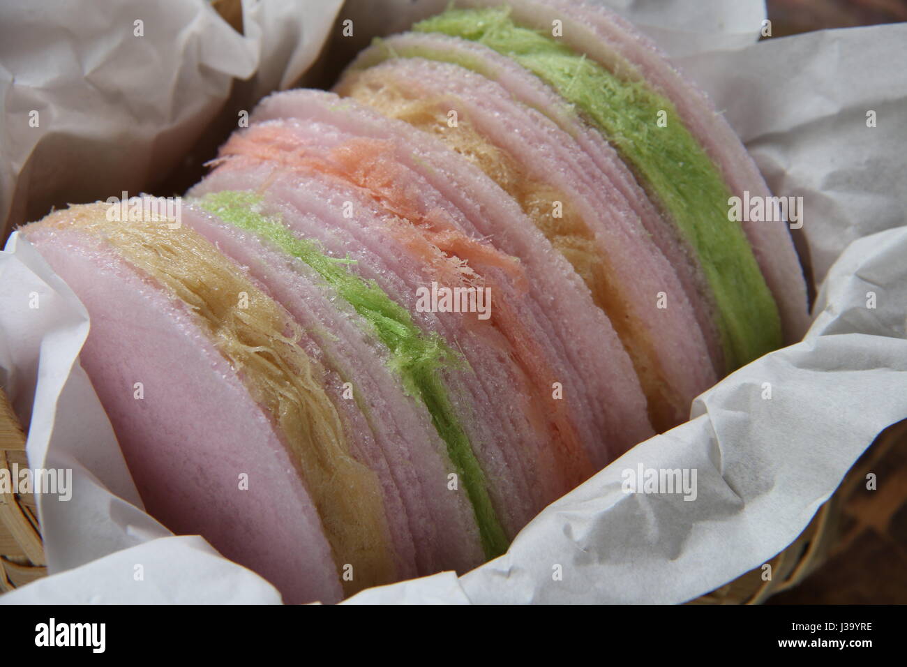 Arum Manis. Un vecchio stile sandwich wafer di cotone Candy Floss da Betawi, Giacarta. Fancily confezionati in un tessuto tradizionale scatola di bambù. Foto Stock