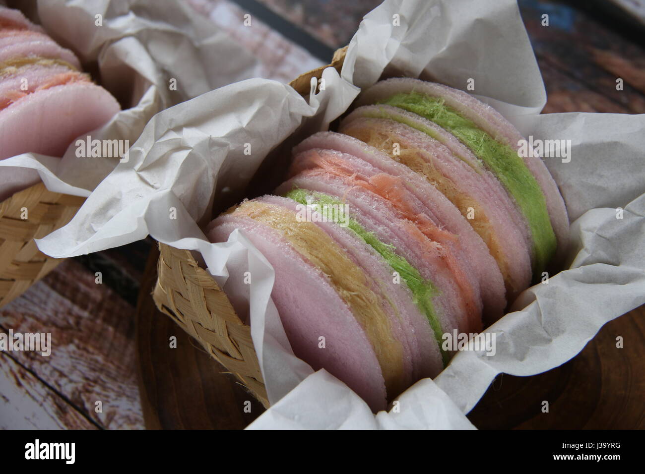 Arum Manis. Un vecchio stile sandwich wafer di cotone Candy Floss da Betawi, Giacarta. Fancily confezionati in un tessuto tradizionale scatola di bambù. Foto Stock