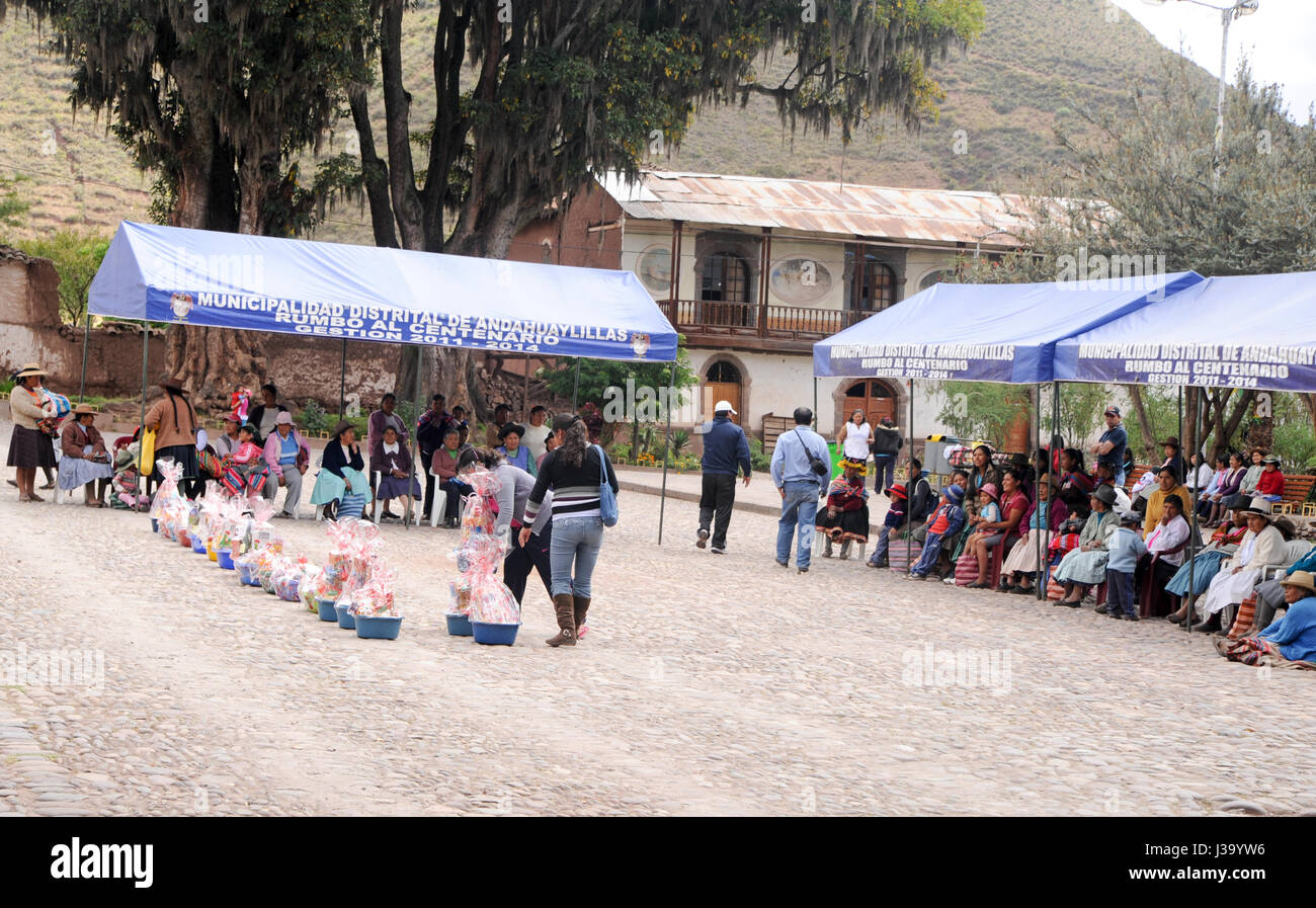 Celebrazione della Giornata della madre nella piazza principale della città di Andahuaylillas nella provincia di Cusco del Perù. Foto Stock