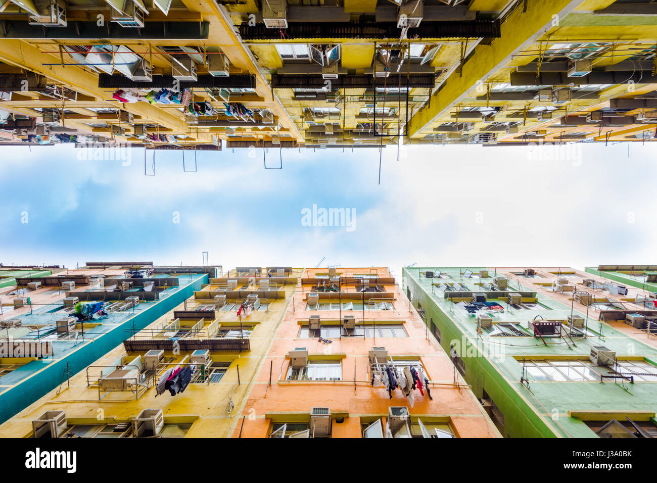 Vista insoliti dalla terra al cielo attraverso il vecchio stile a Kwa Wan edifici residenziali in Kowloon, vecchio Kai Taki Airport si trova anche nelle vicinanze. Foto Stock