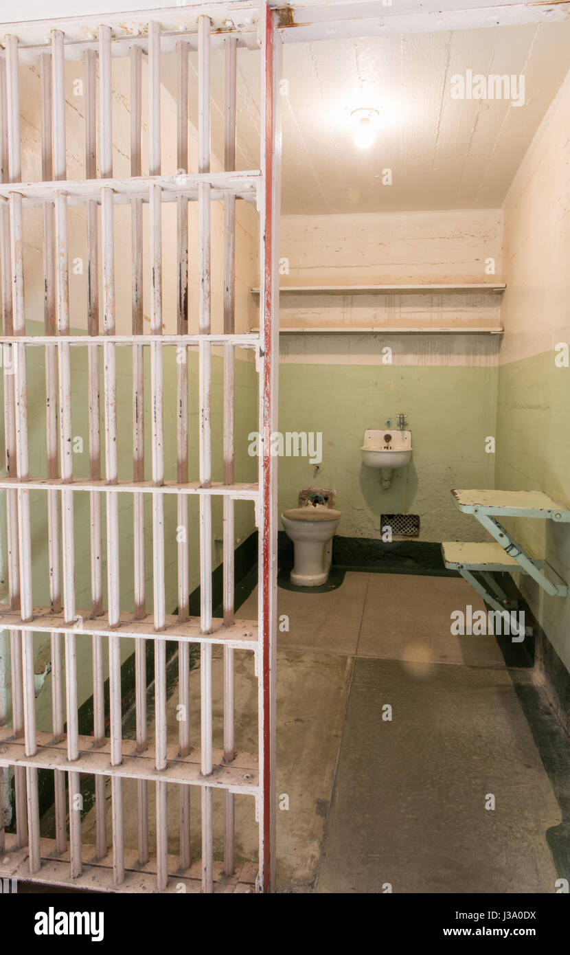 San Francisco, California, Stati Uniti - 30 Aprile 2017: prigioniera della cella della prigione di Alcatraz nell Isola di Alcatraz. Foto Stock
