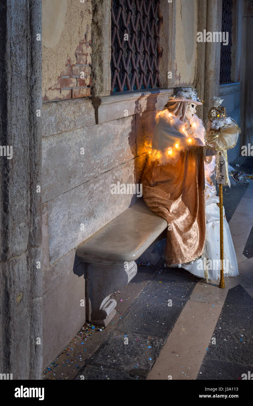 Venezia, Italia - 7 febbraio 2016: vestito di Bianco maschera figura a Venezia, Italia. A Venezia il Carnevale termina con la celebrazione cristiana della Quaresima, quaranta Foto Stock