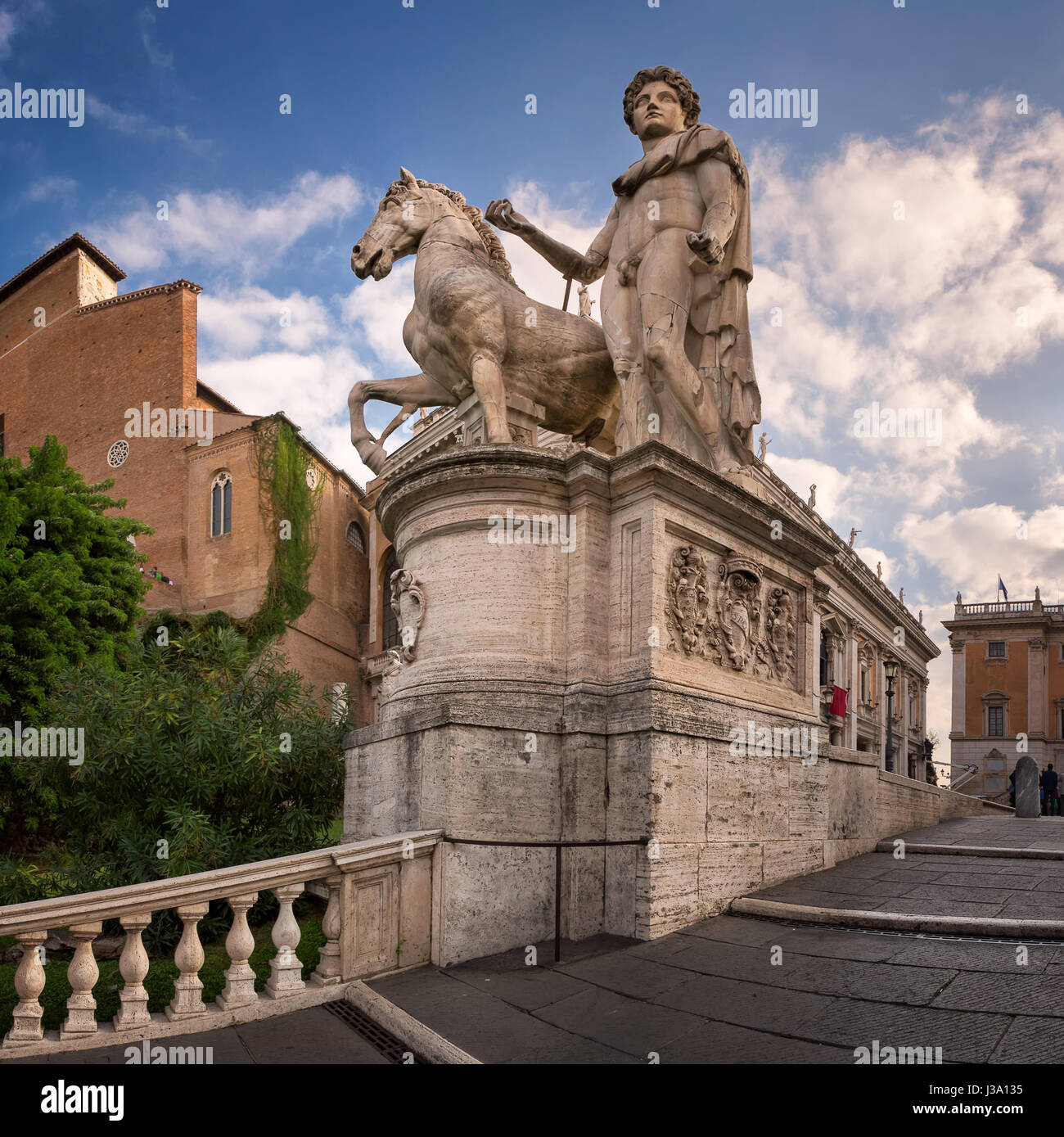 Statua di Castor al Cordonata scale per la Piazza del Campidoglio a Piazza del Campidoglio, Roma, Italia Foto Stock