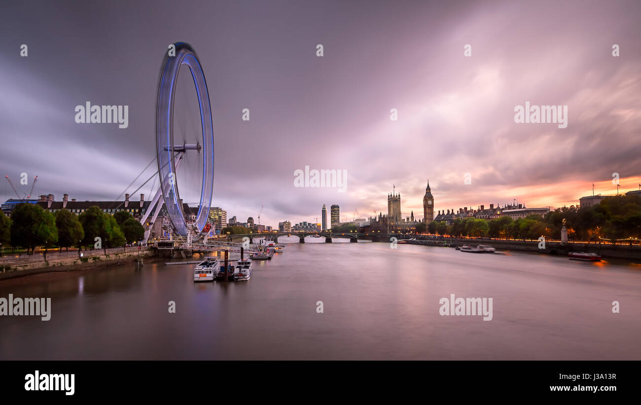 LONDON, Regno Unito - 6 ottobre 2014: il London Eye e il Palazzo di Westminster a Londra. La più grande ruota panoramica Ferris in Europa, struttura del London Eye Foto Stock