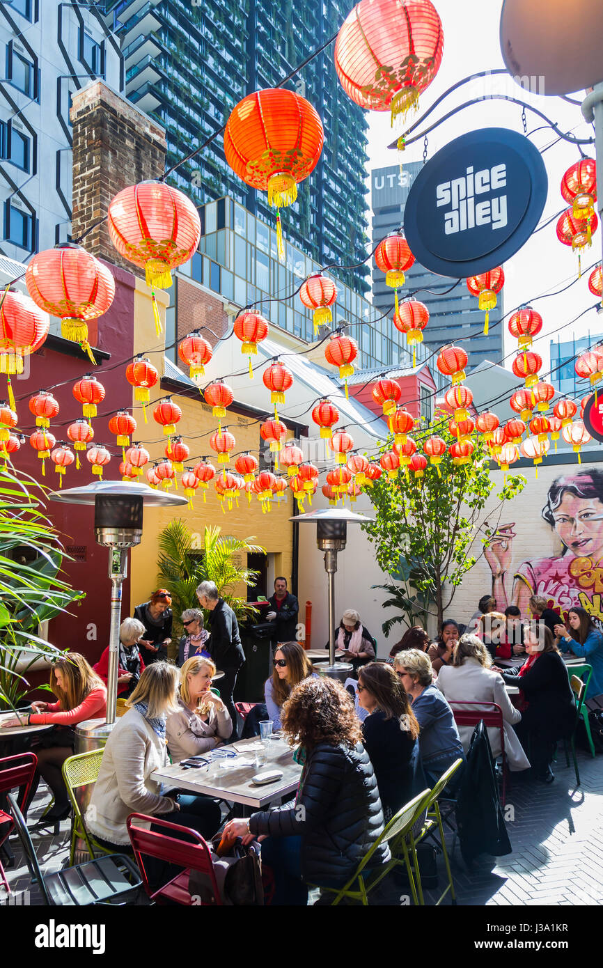 Spice Alley su Kensington Street, Chippendale, Sydney. Asian street food al suo meglio nel centro di Sydney. Foto Stock