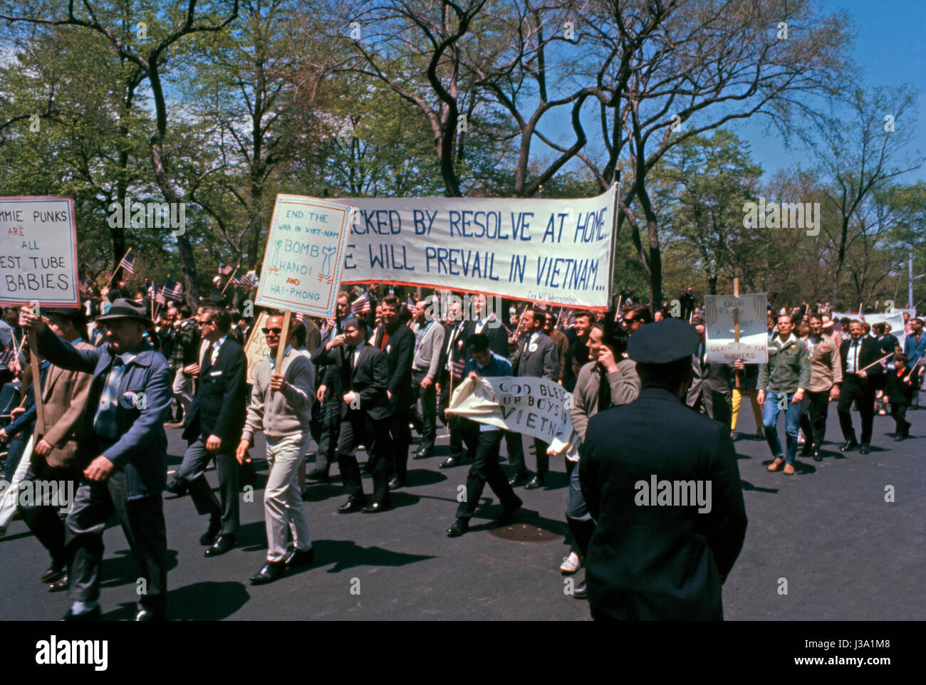 Pro guerra del Vietnam marzo, New York, 1967. Alcuni dimostranti portano anti-Vietnam cartelloni - uno di questi membri 'bomba' di Hanoi Foto Stock