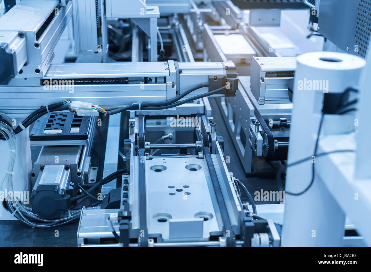 Il braccio robotico macchina utensile alla fabbricazione industriale impianto,smart factory industry 4.0 concetto. Foto Stock
