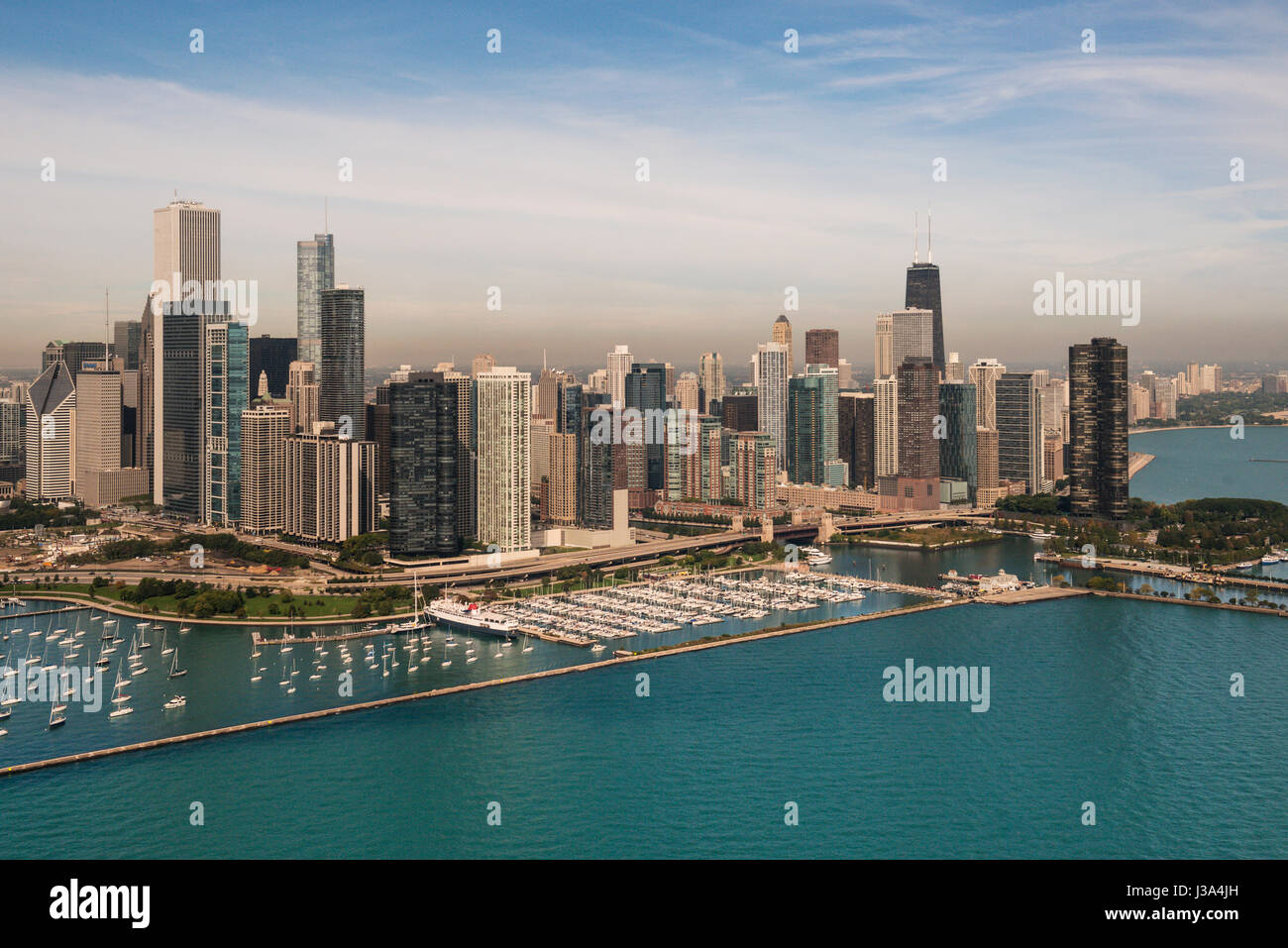Vista aerea del centro cittadino di grattacieli e marina Chicago STATI UNITI D'AMERICA Foto Stock