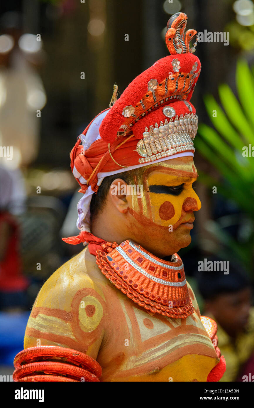 L antica tradizione della Theyyam (Teyyam, Theyyattam) - Un rituale colorati festival di danza popolare nel Nord Malabar, Kerala, India del Sud, Sud Asia. Foto Stock