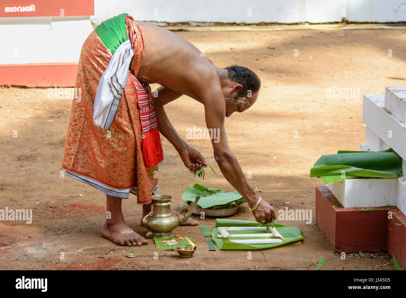 Il partecipante a un tradizionale Theyyam festival - un colorato rituale cerimonia di danza popolare nel Nord Malabar, Kerala, India del Sud, Sud Asia. Foto Stock