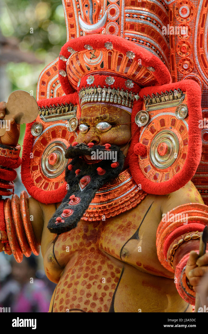 L antica tradizione della Theyyam (Teyyam, Theyyattam) - Un rituale colorati festival di danza popolare nel Nord Malabar, Kerala, India del Sud, Sud Asia. Foto Stock