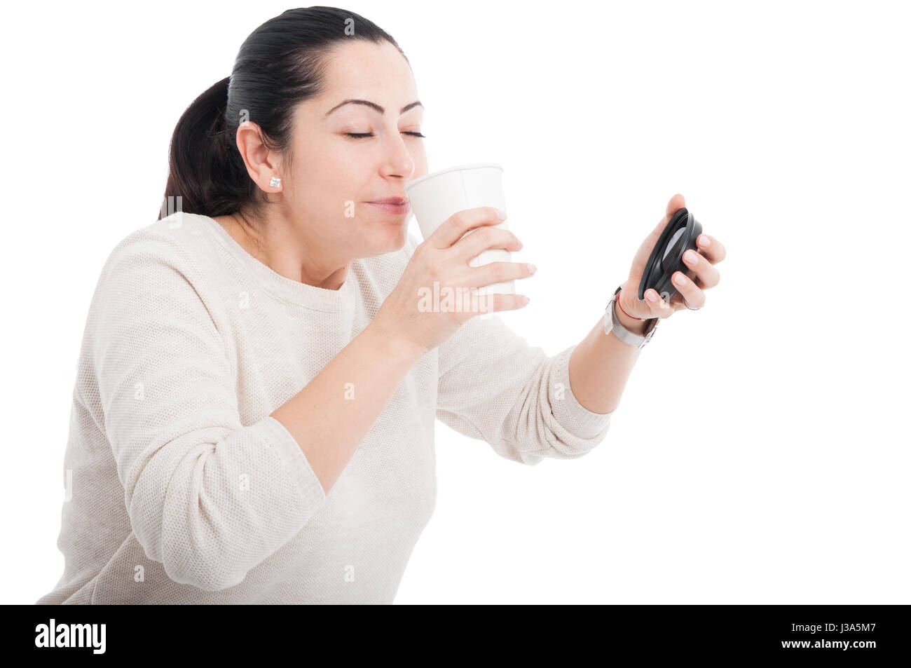 Femmina felice godendo l'odore di fresco caffè espresso o caffè isolato su sfondo bianco Foto Stock