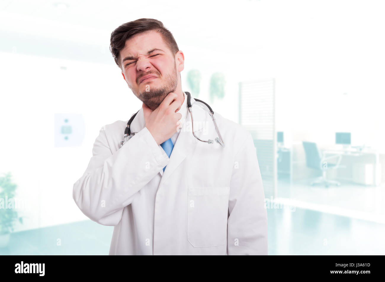 Medic maschio con la gola dolore come infezione o il concetto di allergia Foto Stock