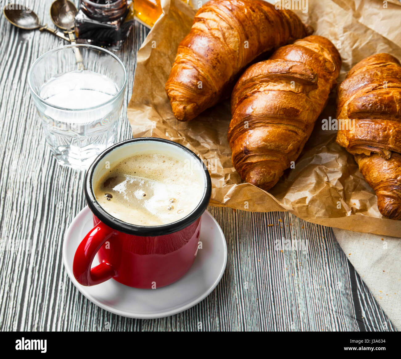 Fresca del mattino, caffè tazzina con croccante di cornetti freschi panini Foto Stock