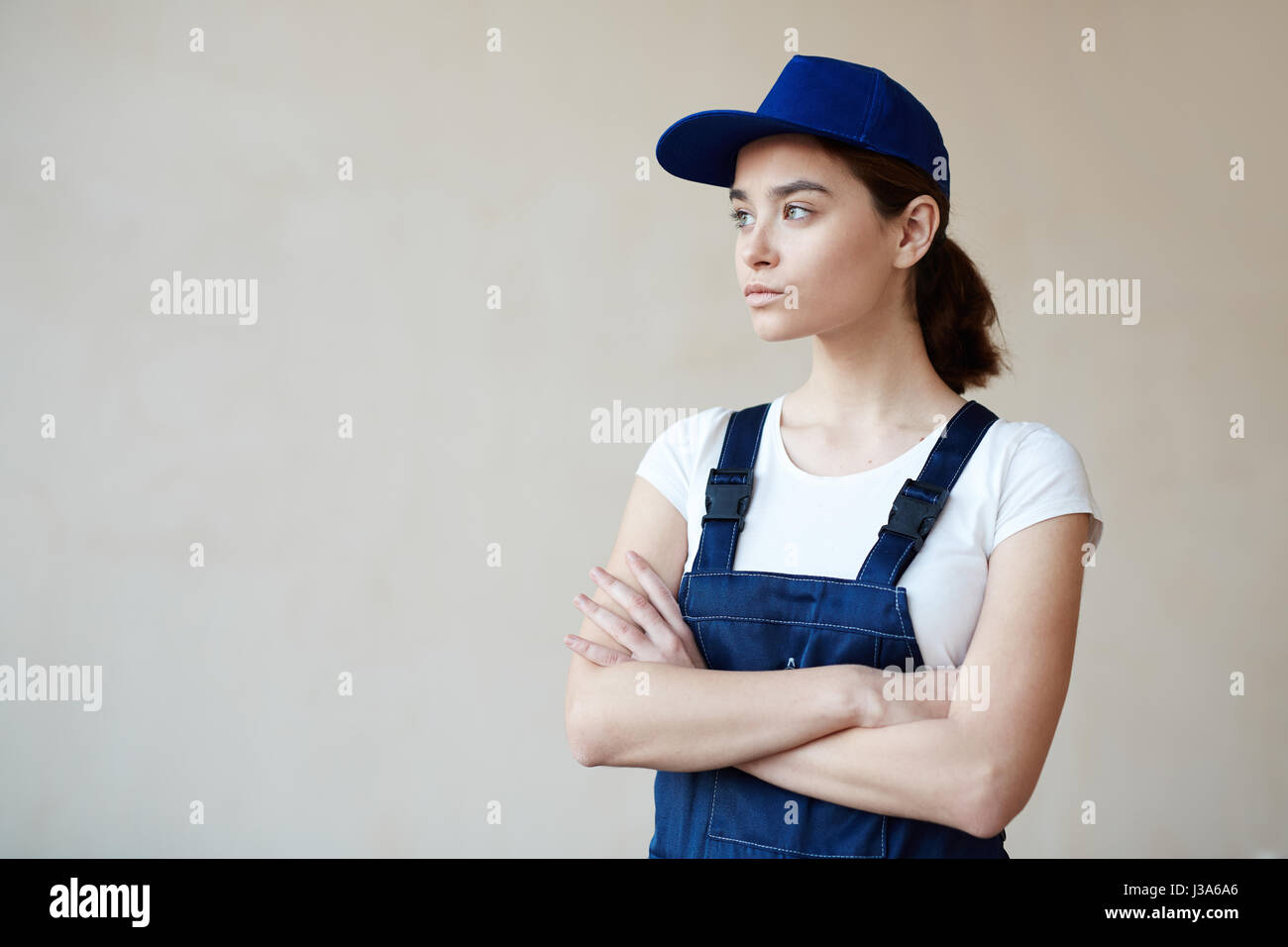 La donna in uniforme dei lavoratori Foto Stock