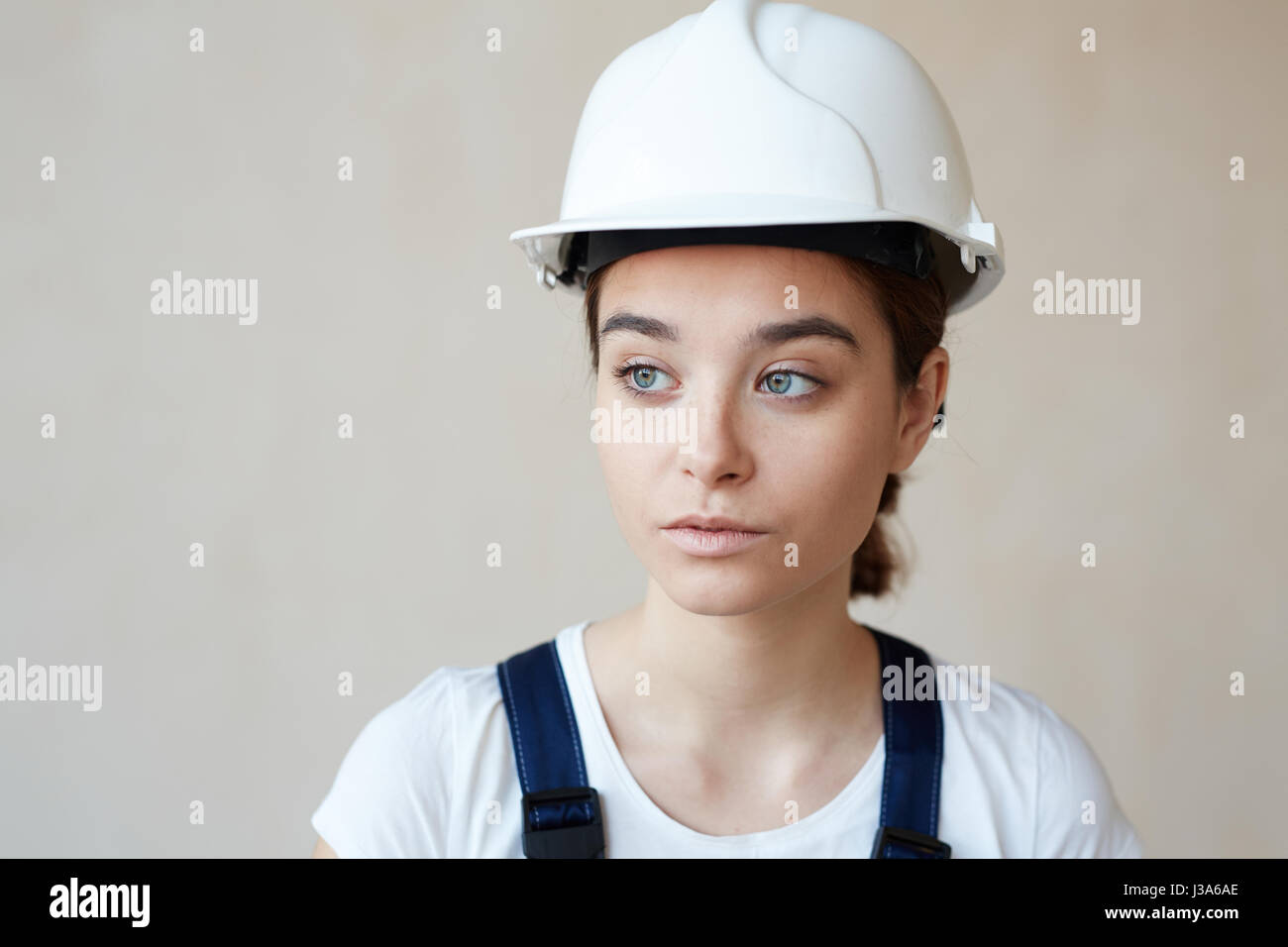 Ritratto di donna Builder in Hardhat Foto Stock