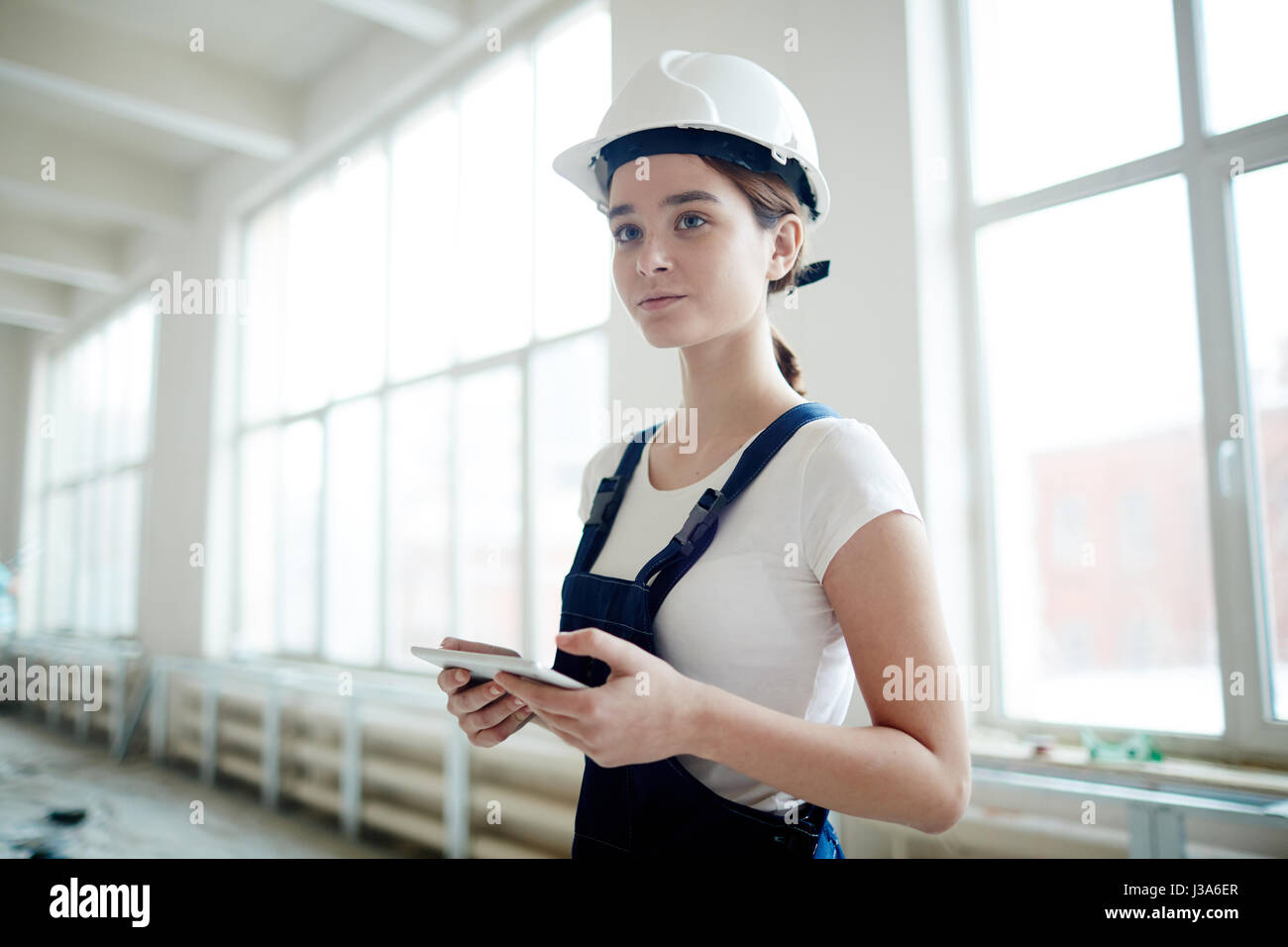 Giovane donna che lavorano nel settore delle costruzioni Foto Stock