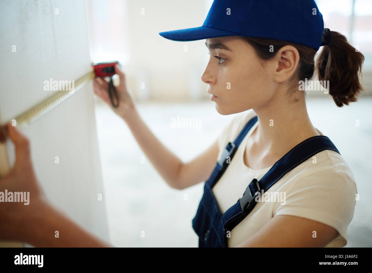 Lavoratore di sesso femminile che lo spazio di rimodellazione Foto Stock