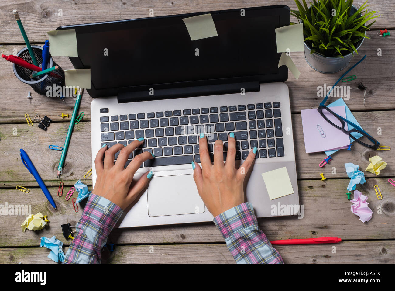 Confusa scrivania in ufficio Foto Stock