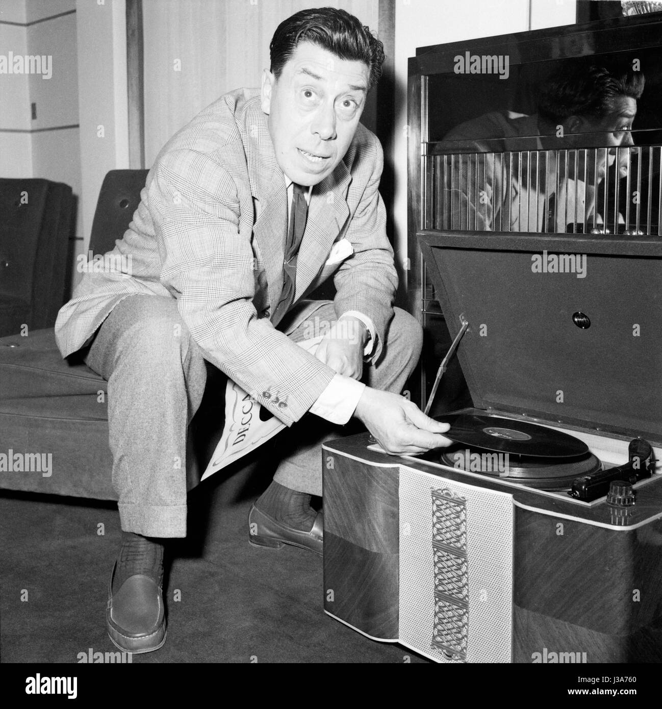 Attore francese Fernandel a casa nel suo appartamento situato 44 Avenue Foch Parigi. c.1955 Foto Stock