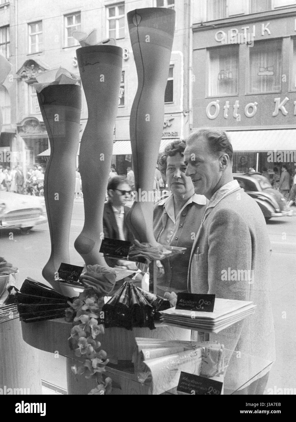 Window shopping in Germania, 1959 Foto Stock