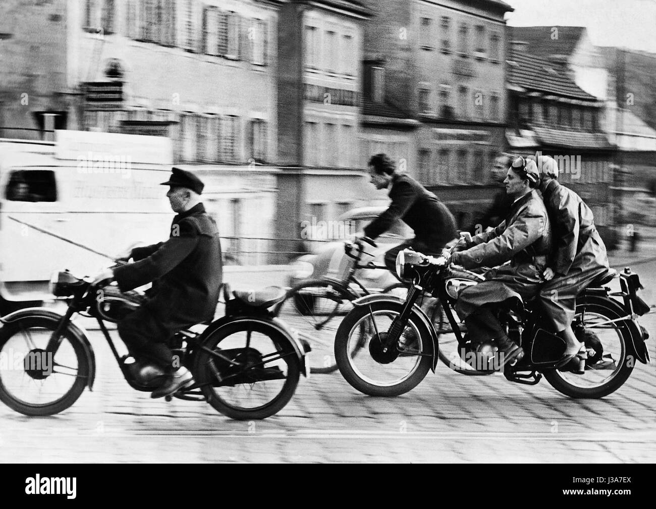 Il traffico stradale nel 50s Foto Stock