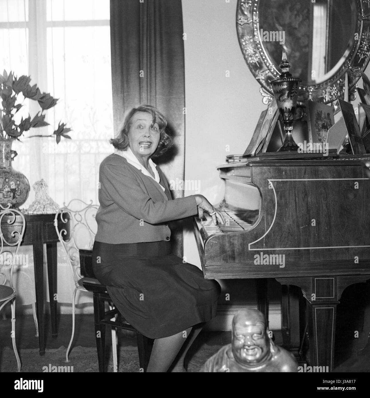 Mistinguette nel suo appartamento di Parigi si trova 24 Boulevard des Capucines, c.1955. Foto Stock