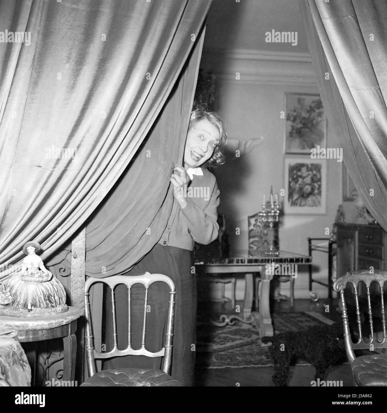 Mistinguette nel suo appartamento di Parigi si trova 24 Boulevard des Capucines, c.1955. Foto Stock