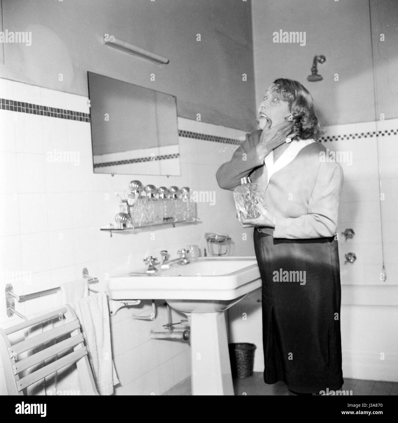 Mistinguette nel suo appartamento di Parigi si trova 24 Boulevard des Capucines, c.1955. Foto Stock