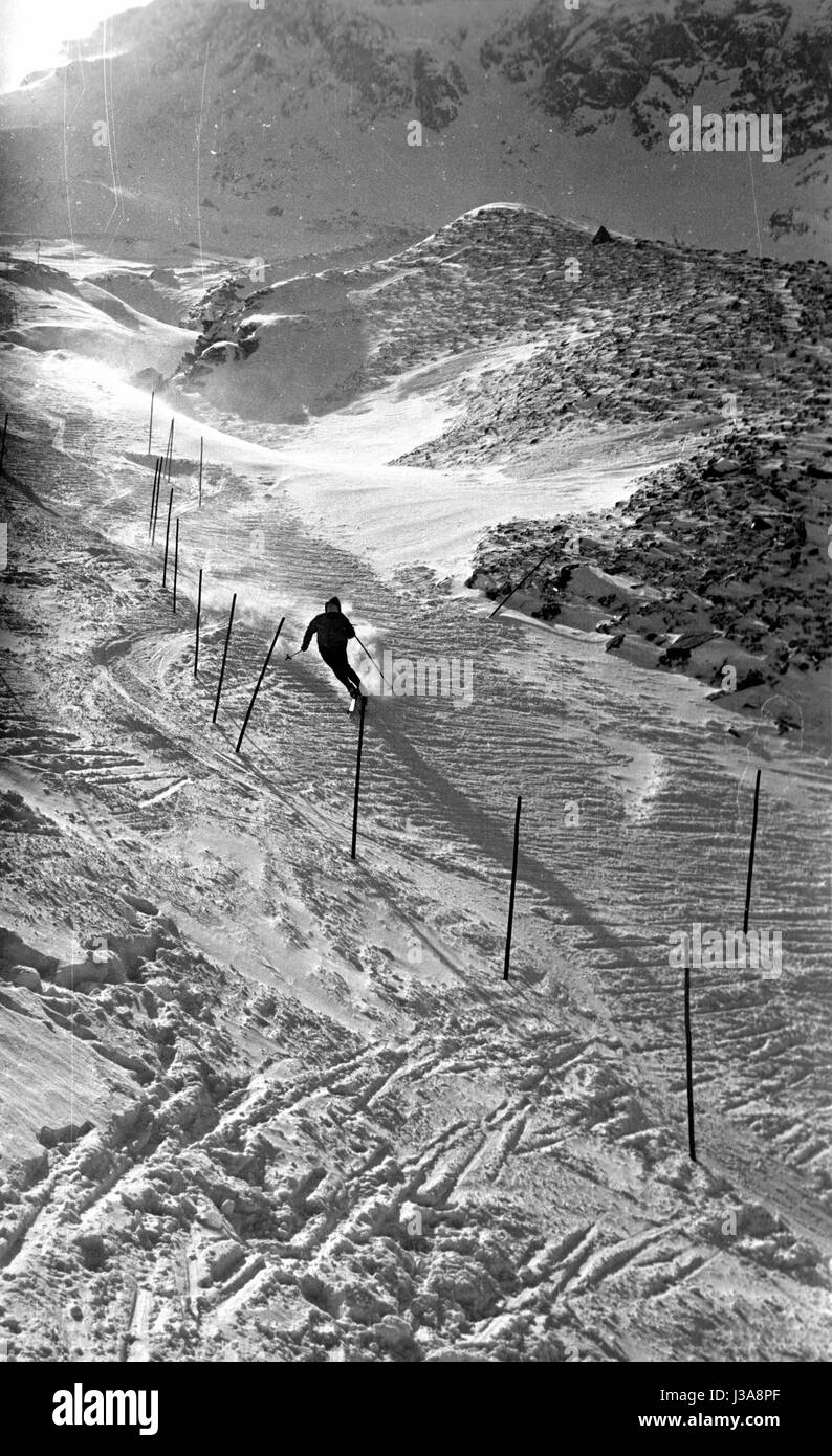 Sciatore durante gli esercizi di slalom sul ghiacciaio di Moelltal, 1962 Foto Stock