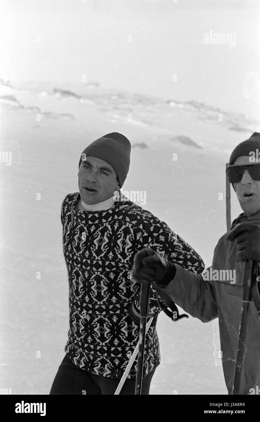 Sciatore Karl Schranz durante un corso di formazione, 1962 Foto Stock