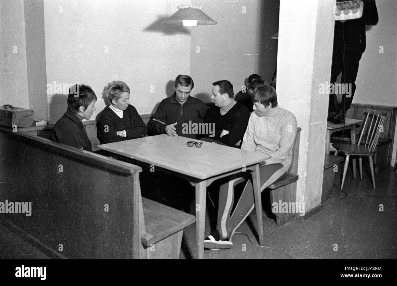 Gli atleti della nazionale austriaco del team di sci quando si parla, 1962 Foto Stock