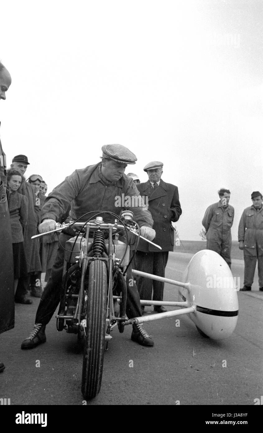 "Hermann Boehm su NSU 'Delphin III'', 1951' Foto Stock