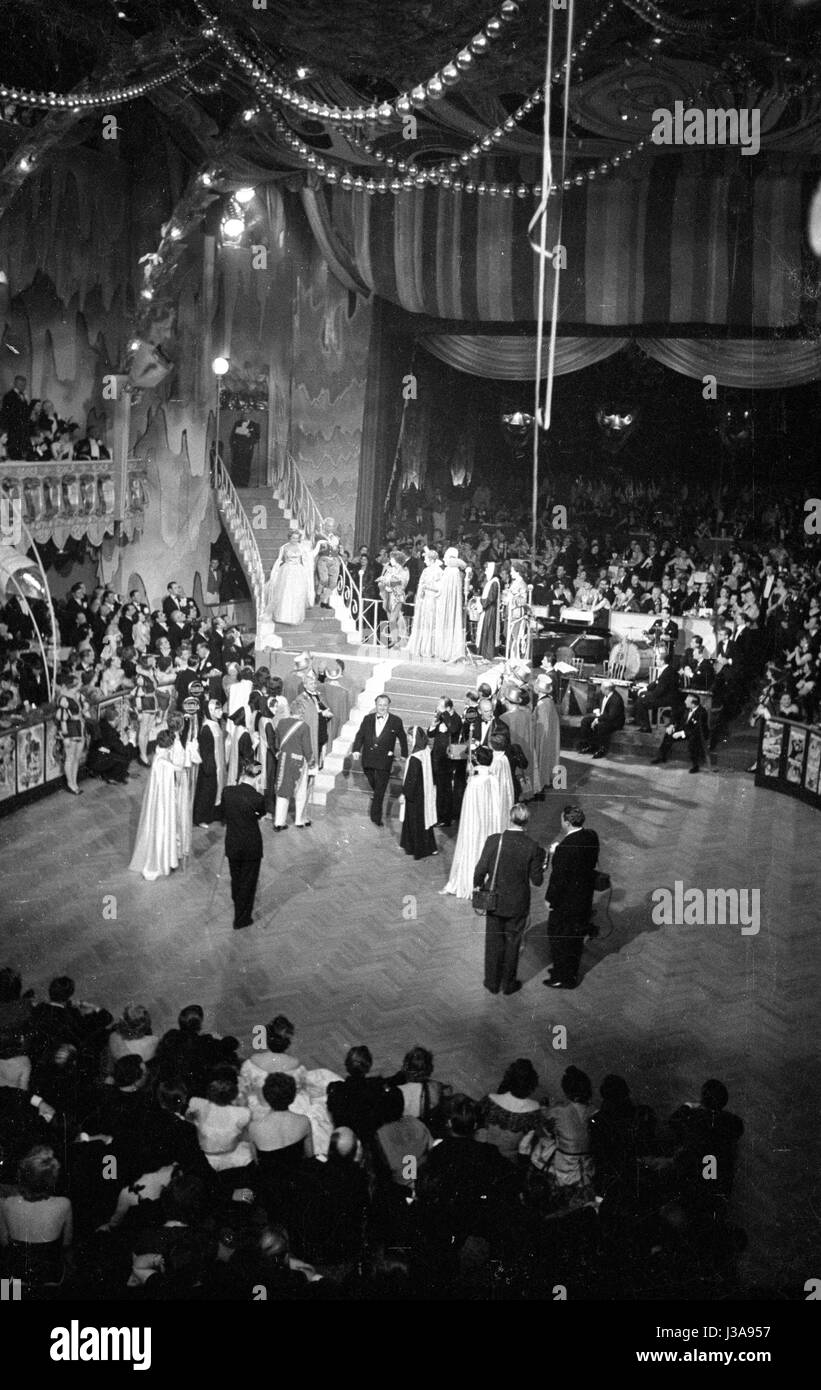 Sfera della pellicola durante il carnevale presso il Deutsches Theater Monaco di Baviera, 1953 Foto Stock