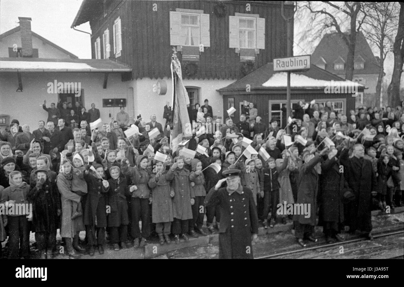 L Arcivescovo Joseph Wendel visite Baviera dopo la sua nomina a Cardinale, 1953 Foto Stock
