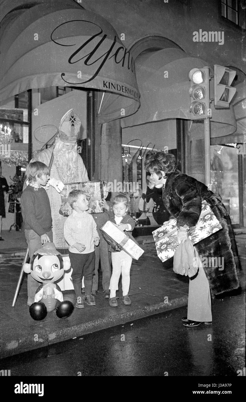 Visita di Babbo Natale per bambini al kids' negozio di abbigliamento di Uschi Glas, 1970 Foto Stock