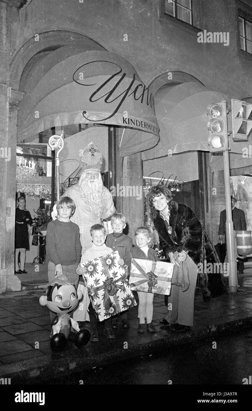 Visita di Babbo Natale per bambini al kids' negozio di abbigliamento di Uschi Glas, 1970 Foto Stock