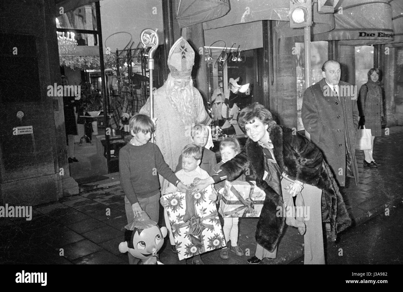 Visita di Babbo Natale per bambini al kids' negozio di abbigliamento di Uschi Glas, 1970 Foto Stock