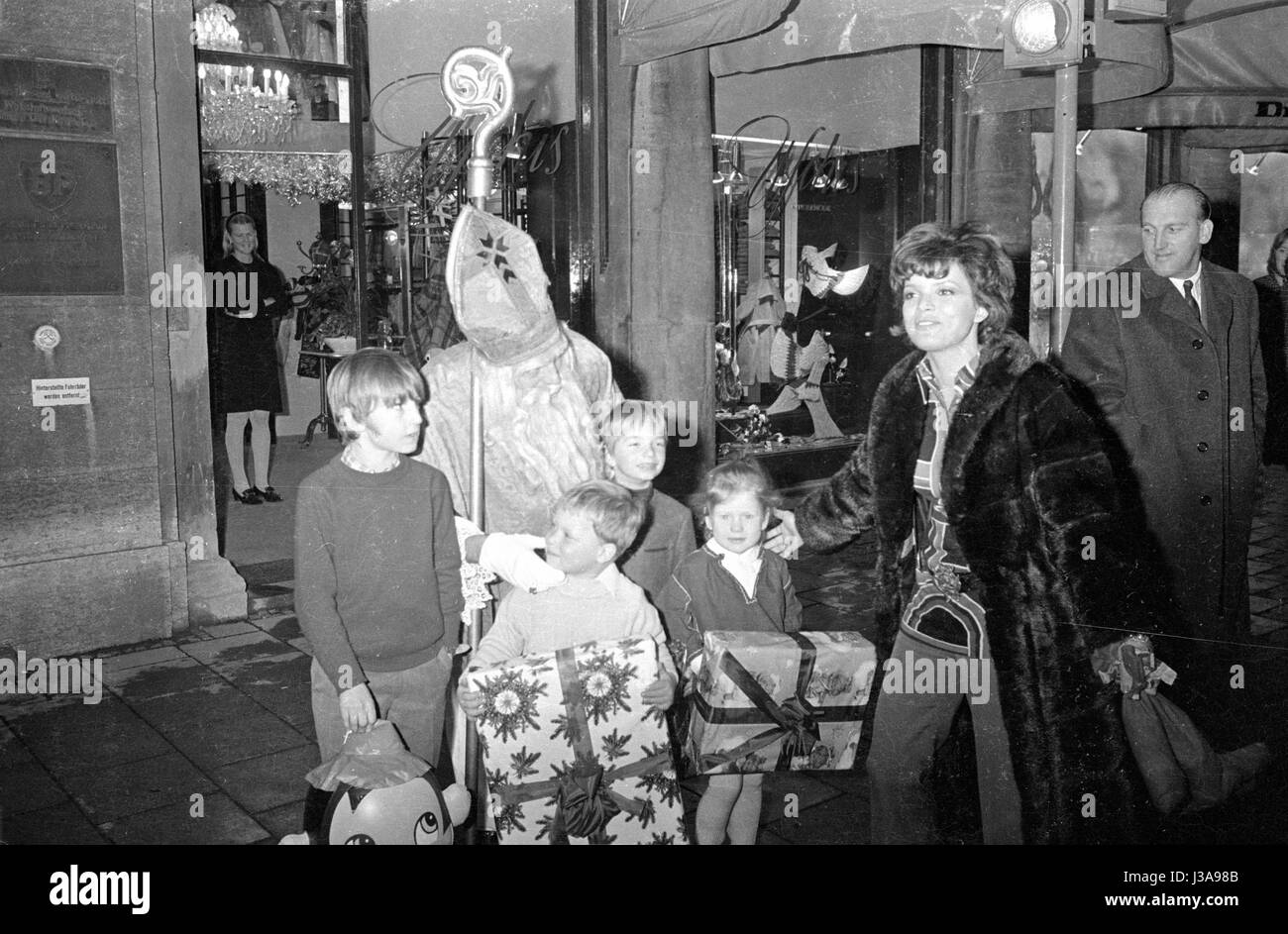 Visita di Babbo Natale per bambini al kids' negozio di abbigliamento di Uschi Glas, 1970 Foto Stock