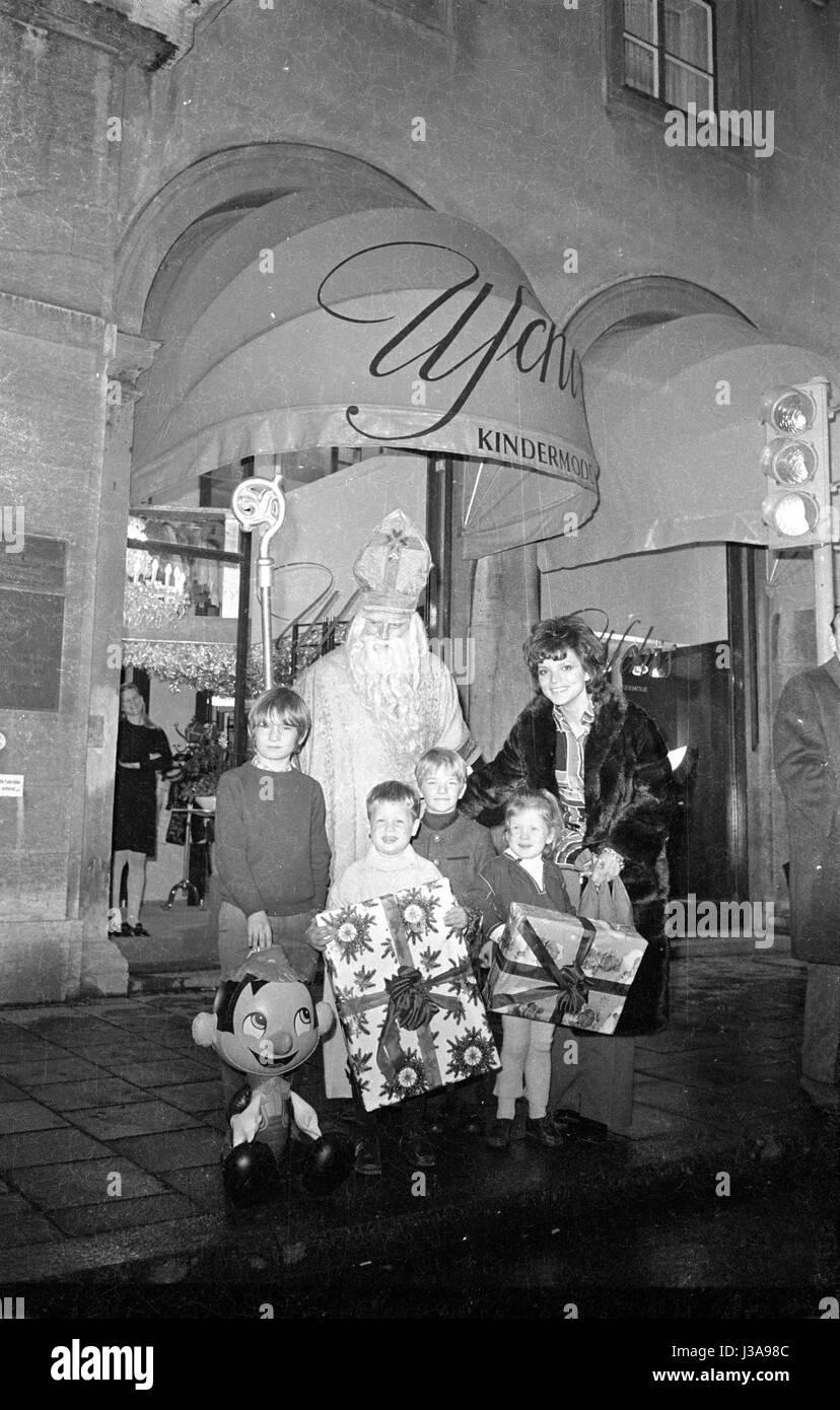 Visita di Babbo Natale per bambini al kids' negozio di abbigliamento di Uschi Glas, 1970 Foto Stock