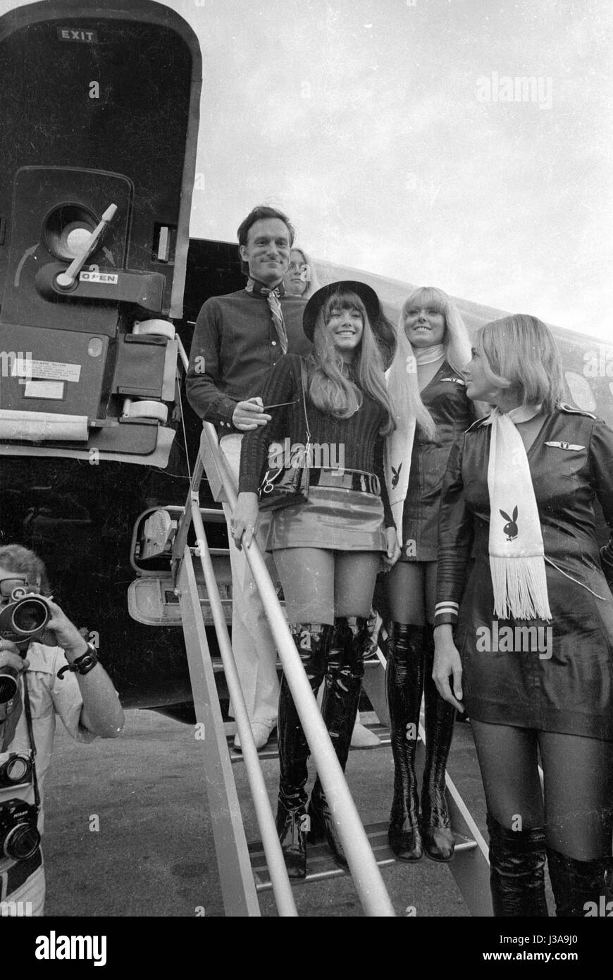 Arrivo di Hugh Hefner al-Riem aeroporto, 1970 Foto Stock