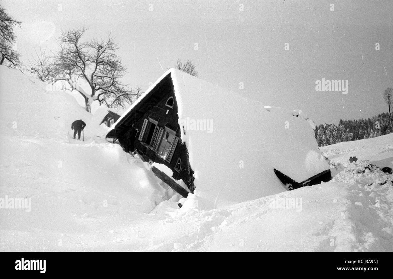 Case sepolto dopo le valanghe in Blons, 1954 Foto Stock