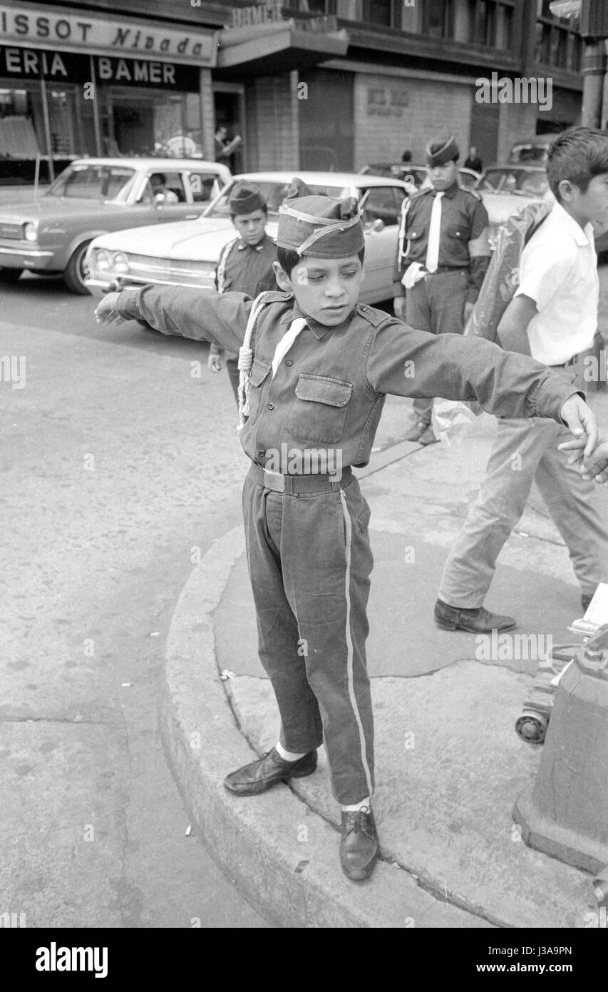 I bambini come poliziotti ausiliari dirigere il traffico in Città del Messico, 1970 Foto Stock